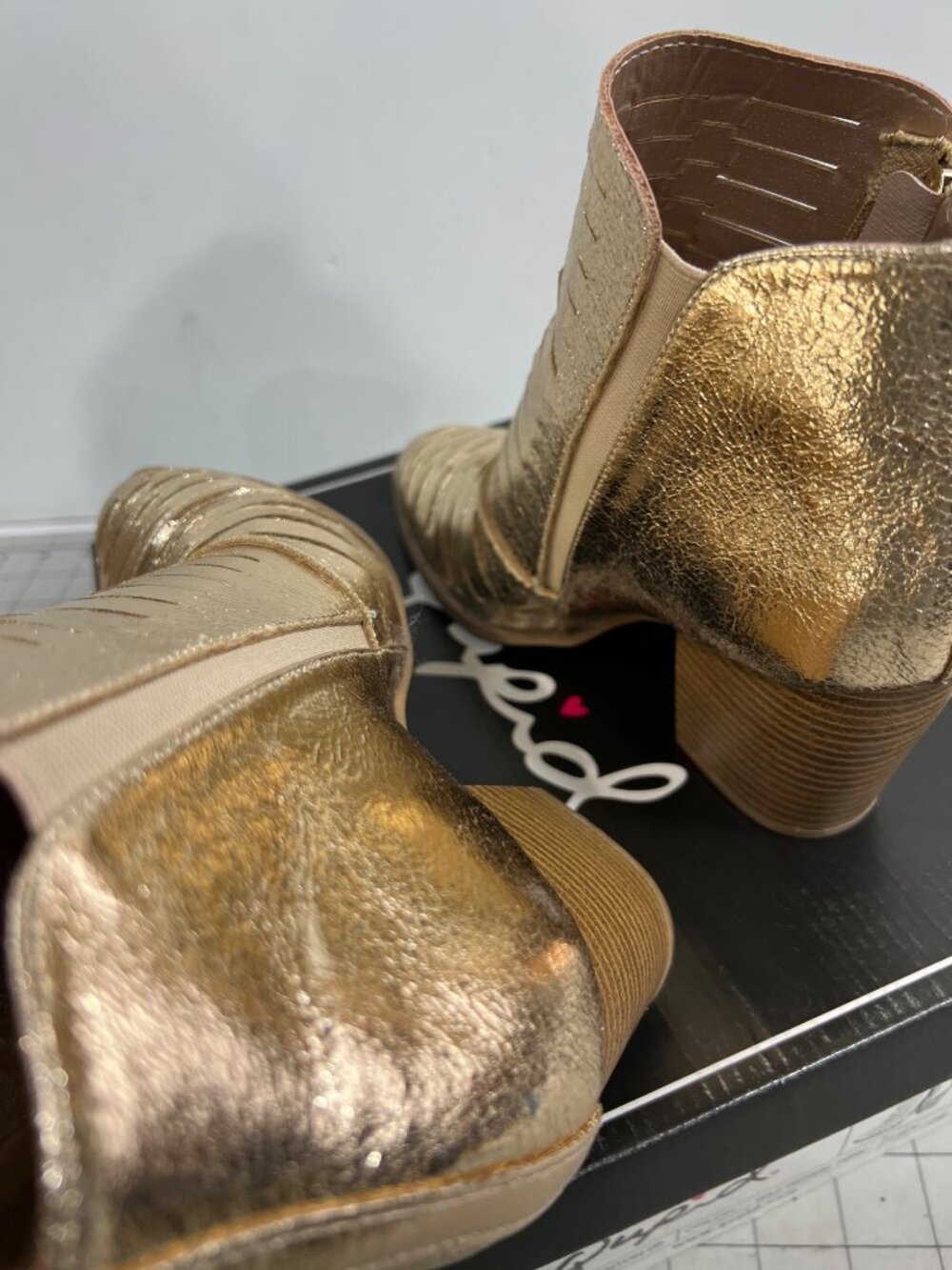 Qupid Prenton-09 Gold Distressed Women's Ankle Boots Sz. 7.5 Low Heel - Picture 4 of 8